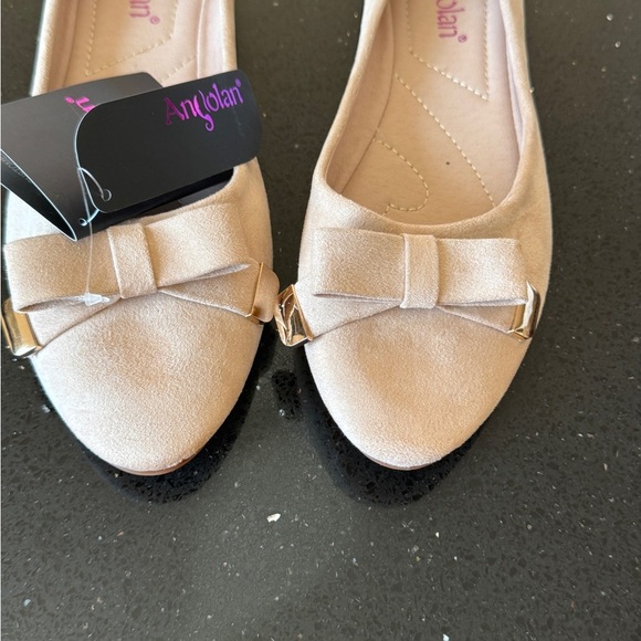 Women's Cream Flats with Bow - Picture 1 of 8